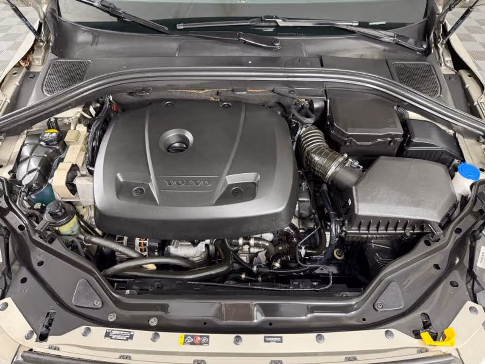 2016 Volvo XC60 T6 Drive-E Platinum Image 28