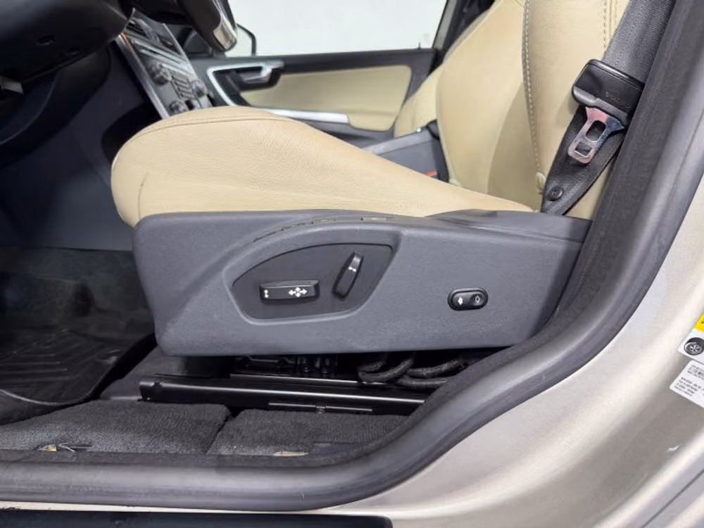 2016 Volvo XC60 T6 Drive-E Platinum Image 23