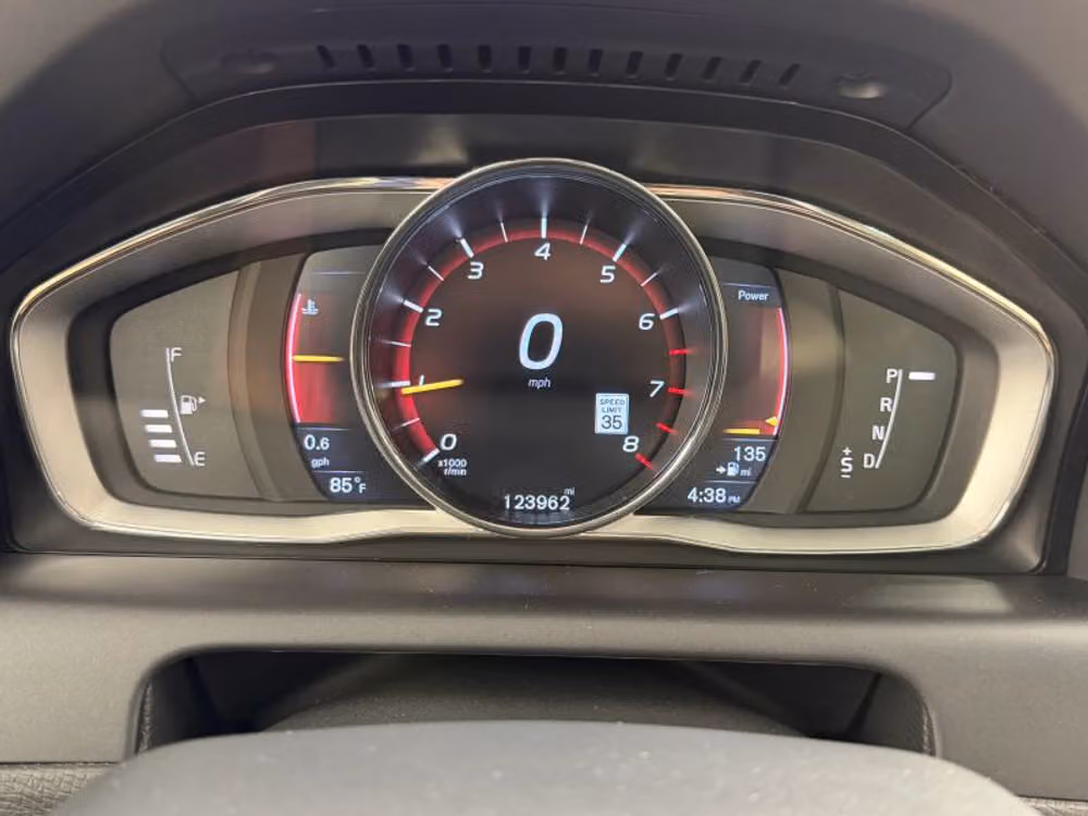 2016 Volvo XC60 T6 Drive-E Platinum Image 38