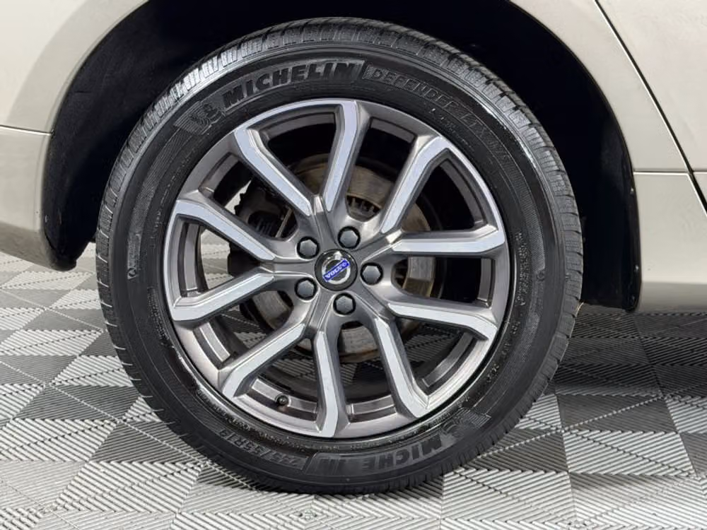 2016 Volvo XC60 T6 Drive-E Platinum Image 32
