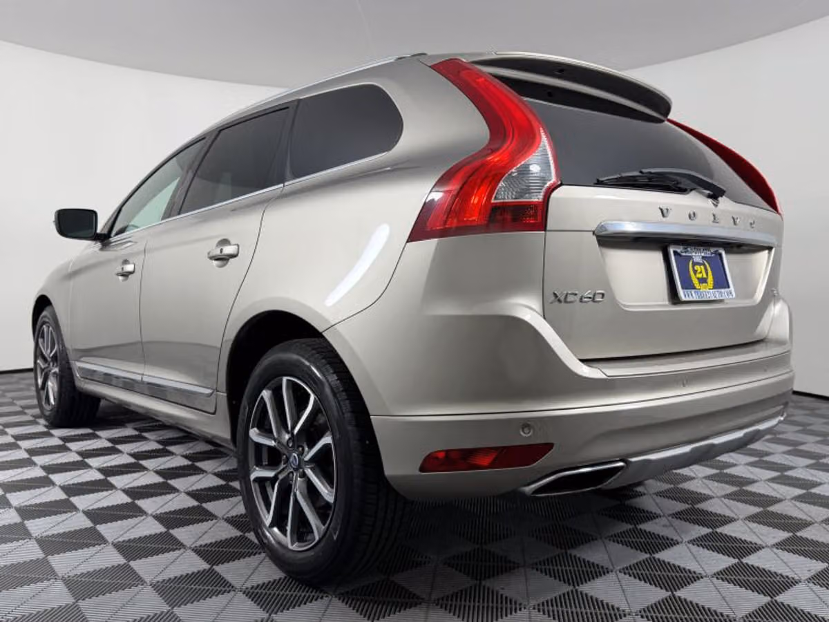 2016 Volvo XC60 T6 Drive-E Platinum Image 7