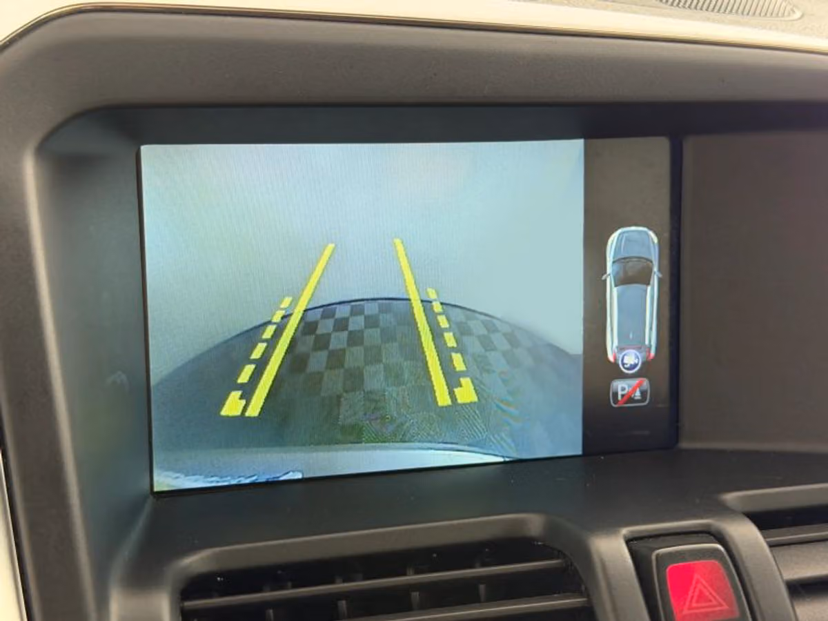2016 Volvo XC60 T6 Drive-E Platinum Image 16