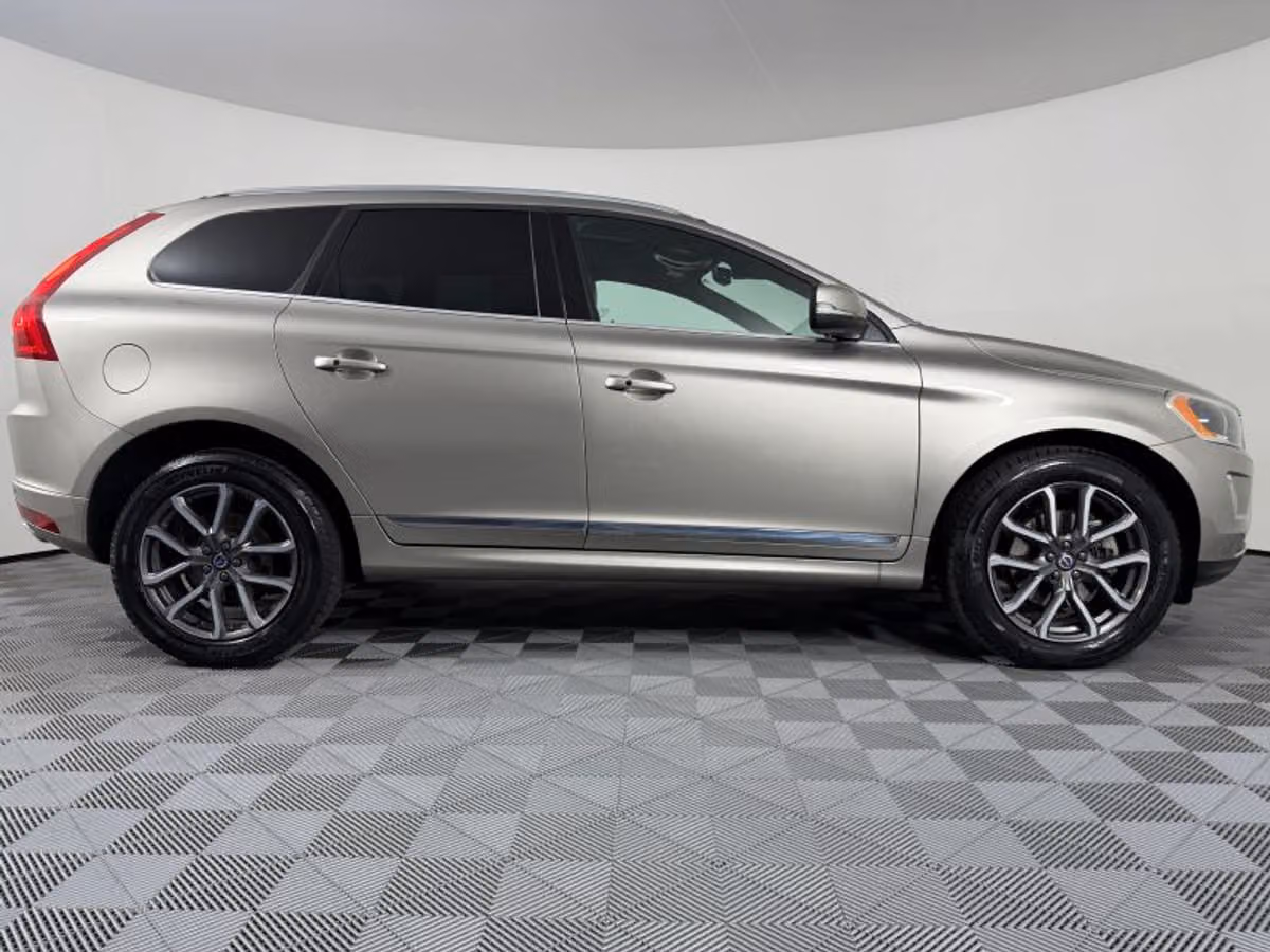 2016 Volvo XC60 T6 Drive-E Platinum Image 30