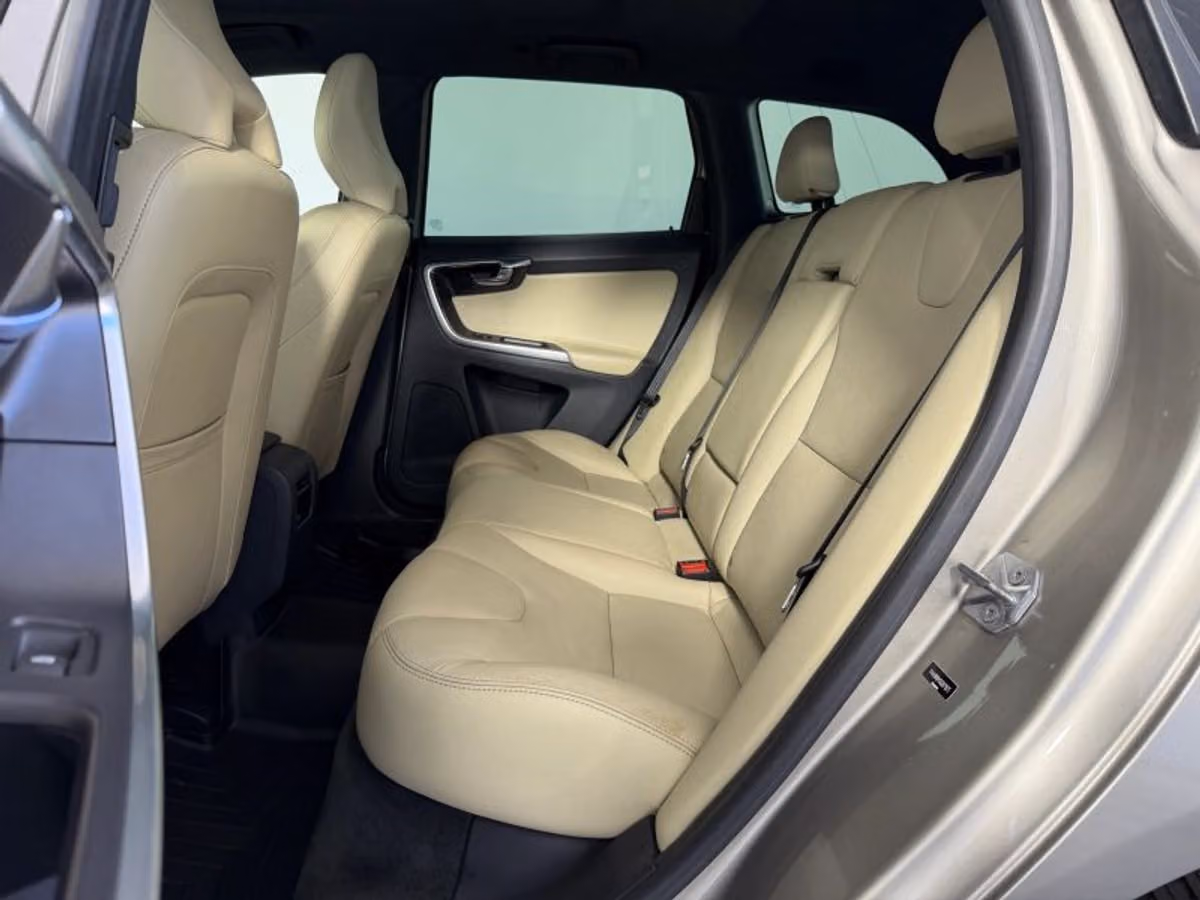 2016 Volvo XC60 T6 Drive-E Platinum Image 35