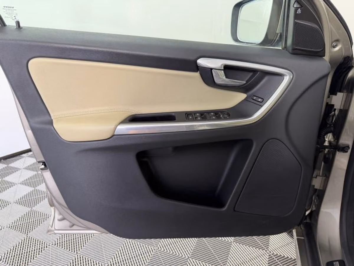 2016 Volvo XC60 T6 Drive-E Platinum Image 24