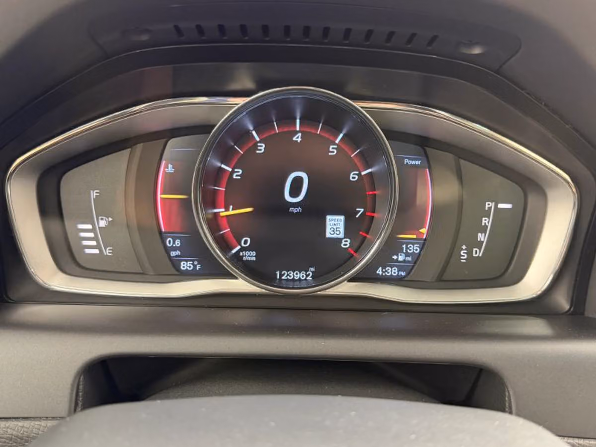 2016 Volvo XC60 T6 Drive-E Platinum Image 38