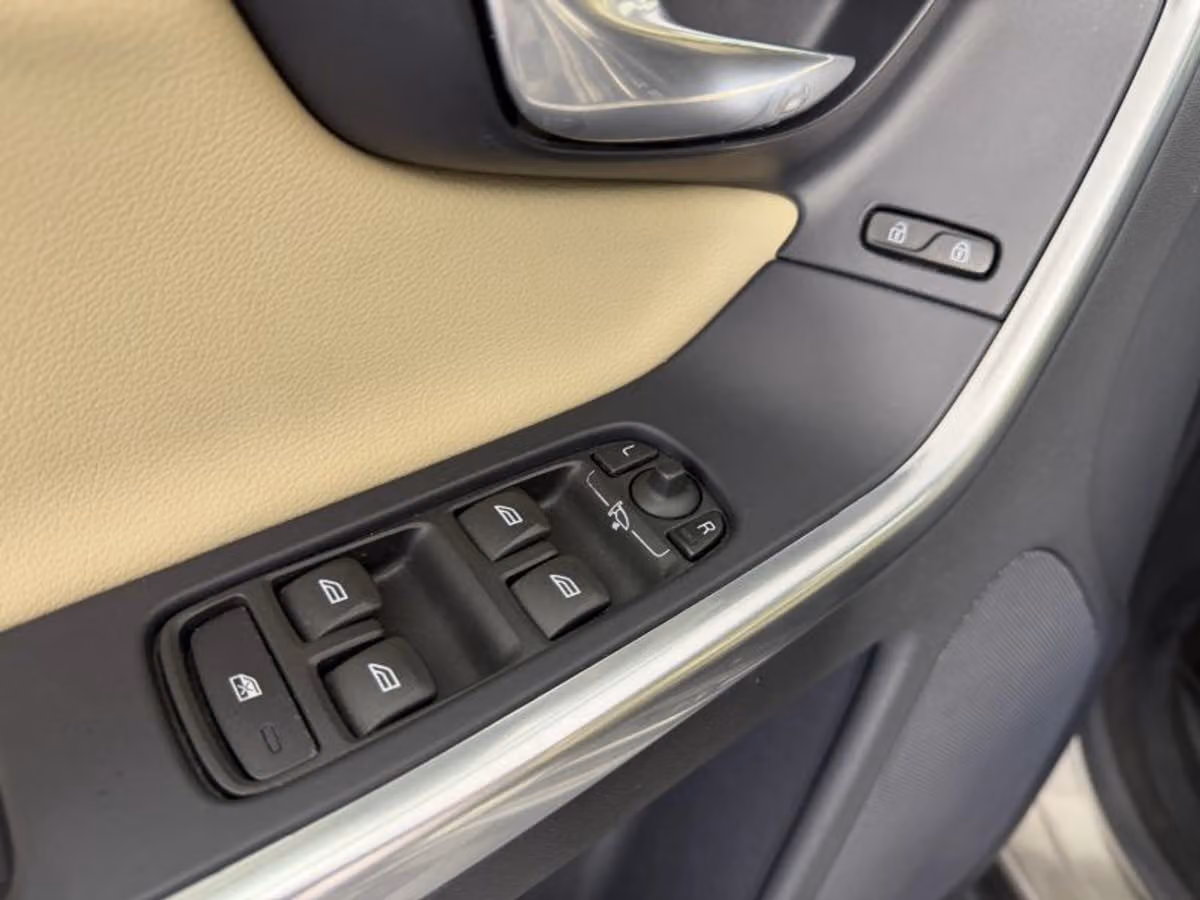 2016 Volvo XC60 T6 Drive-E Platinum Image 25