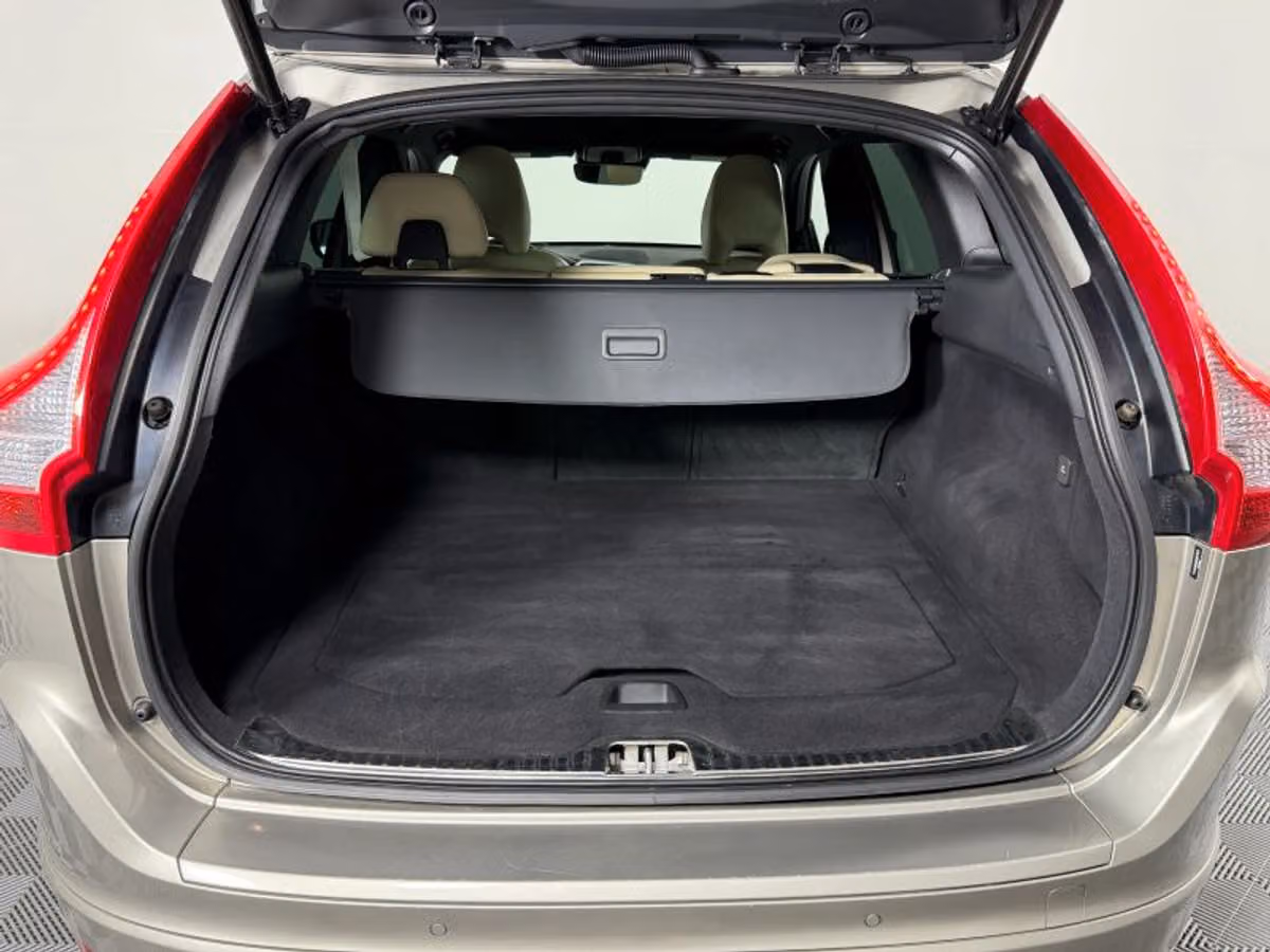 2016 Volvo XC60 T6 Drive-E Platinum Image 27