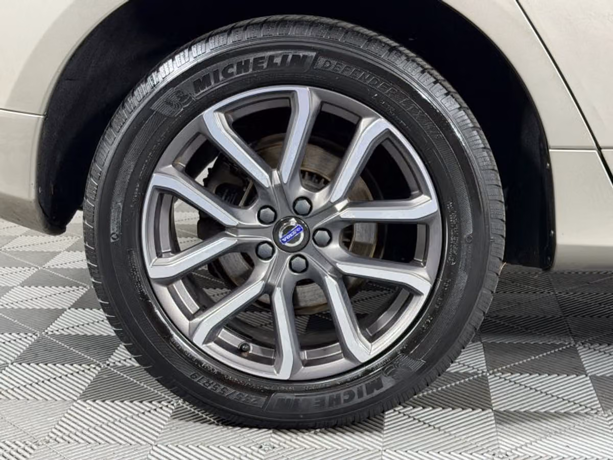 2016 Volvo XC60 T6 Drive-E Platinum Image 32