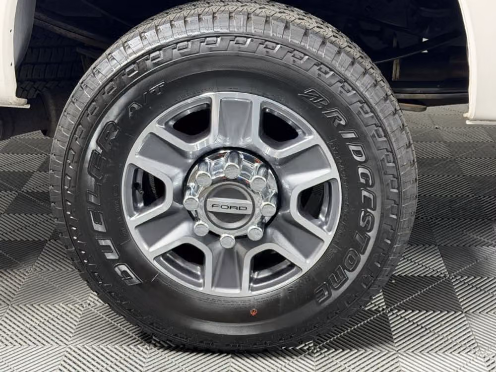 2016 Ford F-350 Super Duty Platinum Crew Cab Image 14