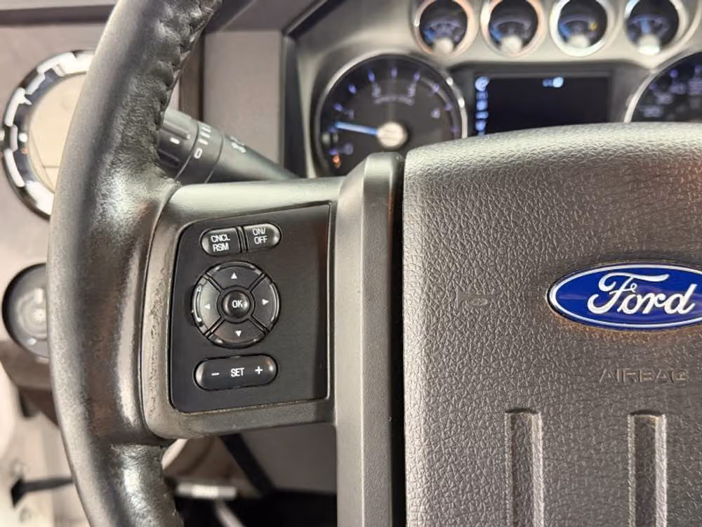 2016 Ford F-350 Super Duty Platinum Crew Cab Image 27