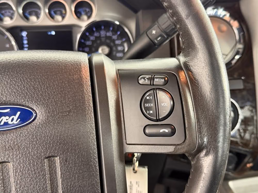 2016 Ford F-350 Super Duty Platinum Crew Cab Image 28