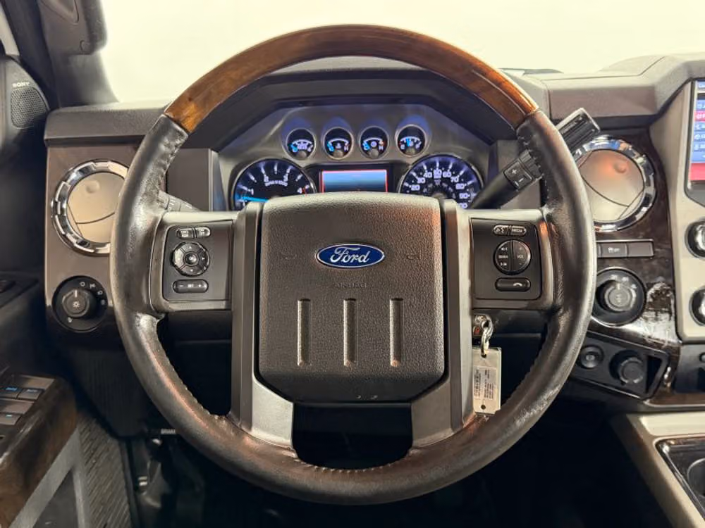2016 Ford F-350 Super Duty Platinum Crew Cab Image 26