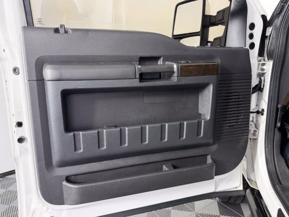 2016 Ford F-350 Super Duty Platinum Crew Cab Image 31