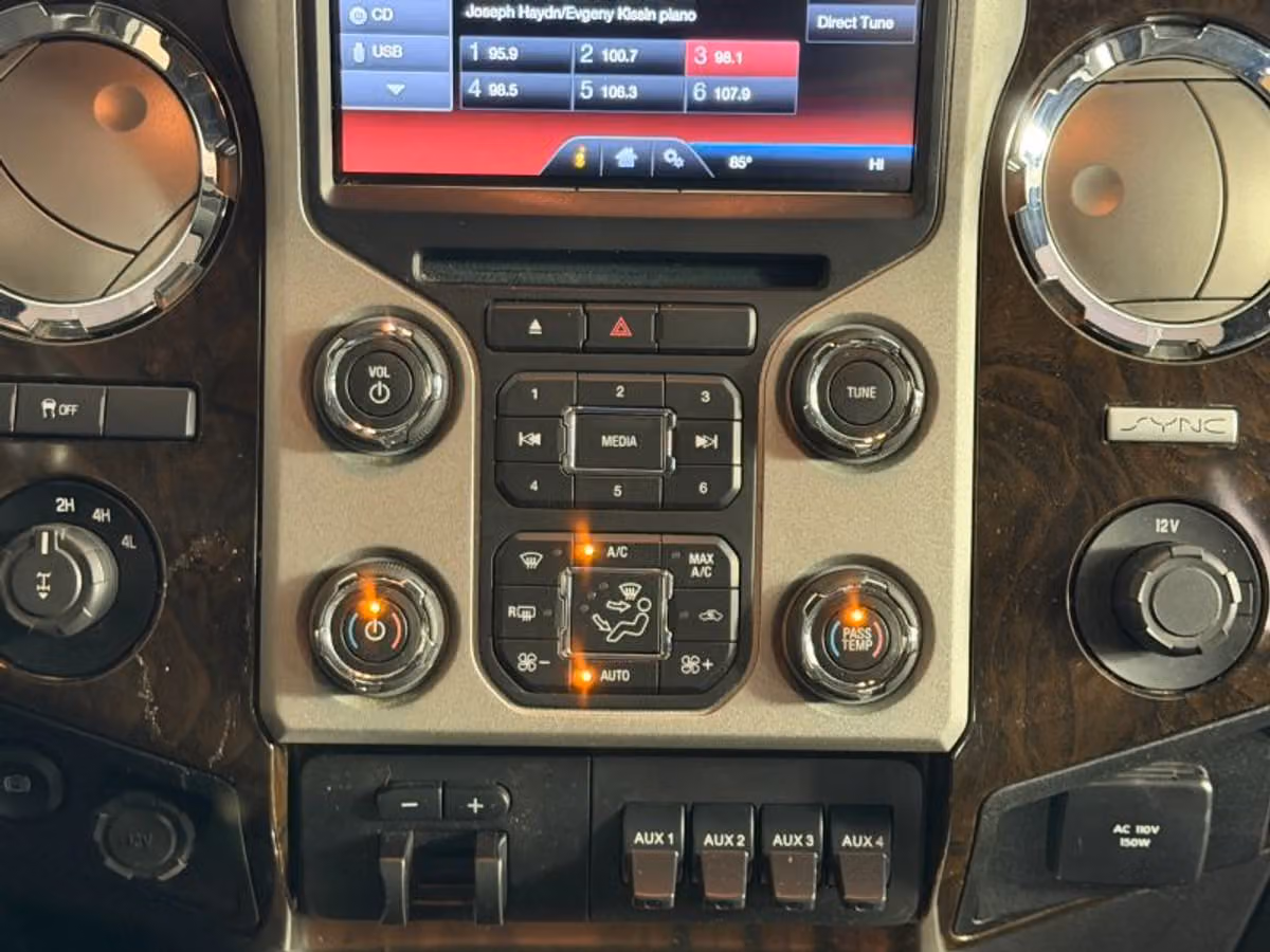 2016 Ford F-350 Super Duty Platinum Crew Cab Image 23