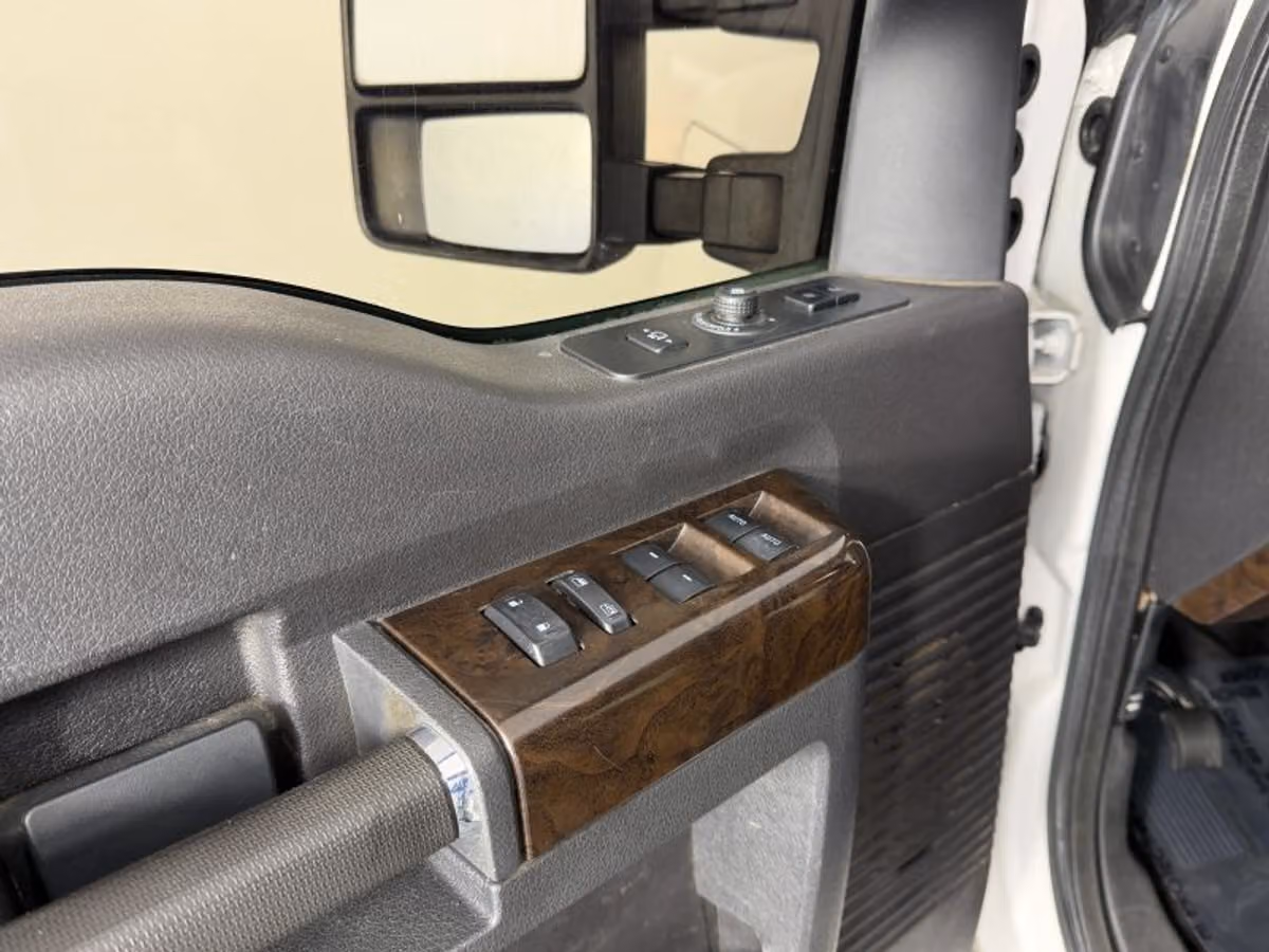 2016 Ford F-350 Super Duty Platinum Crew Cab Image 32