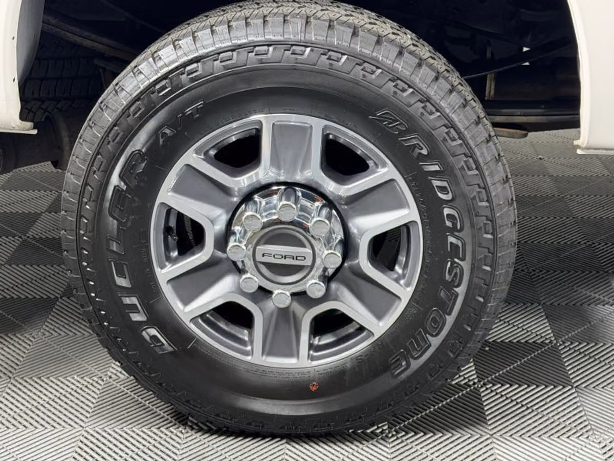 2016 Ford F-350 Super Duty Platinum Crew Cab Image 14