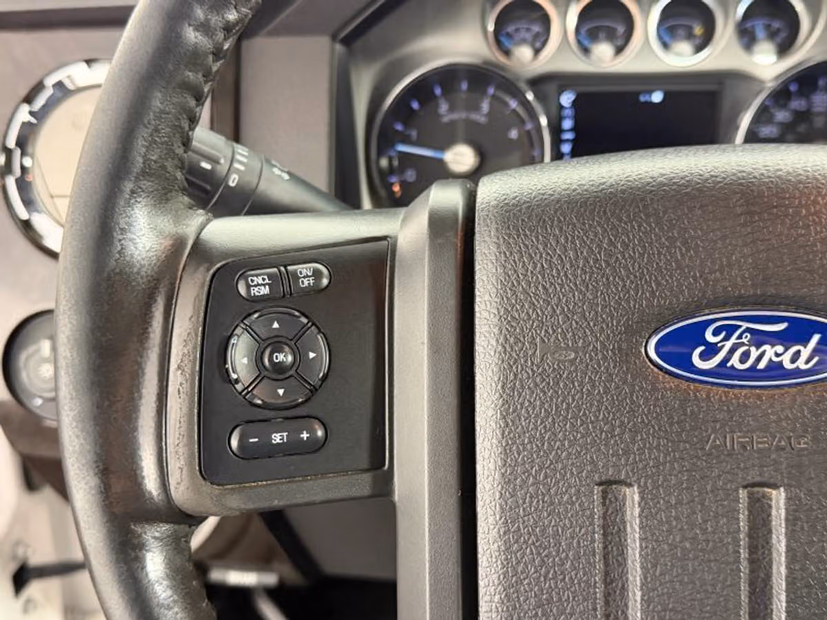 2016 Ford F-350 Super Duty Platinum Crew Cab Image 27