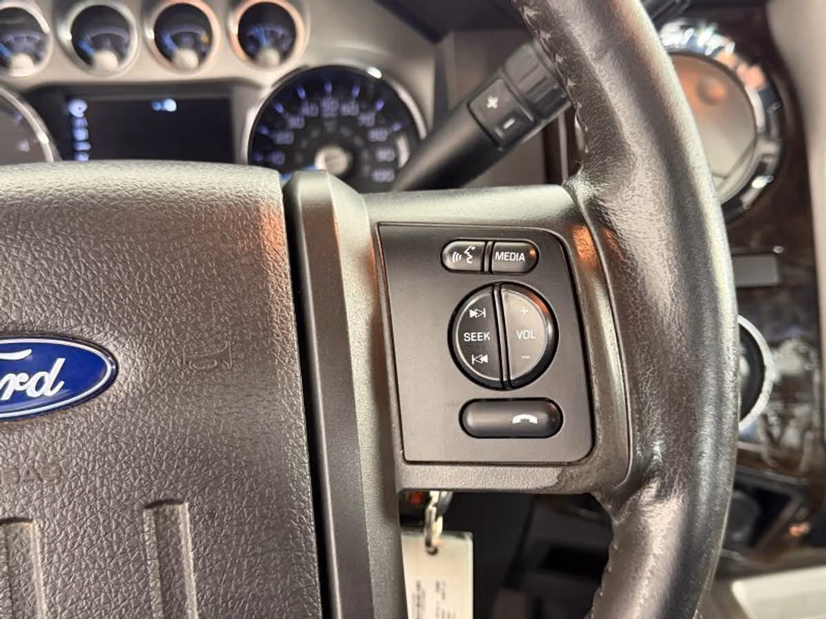 2016 Ford F-350 Super Duty Platinum Crew Cab Image 28