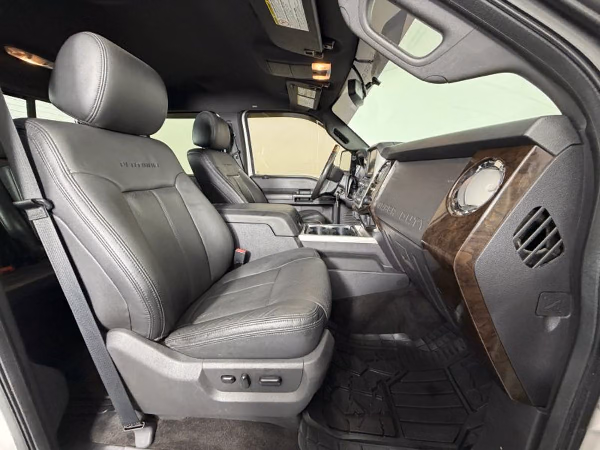 2016 Ford F-350 Super Duty Platinum Crew Cab Image 30