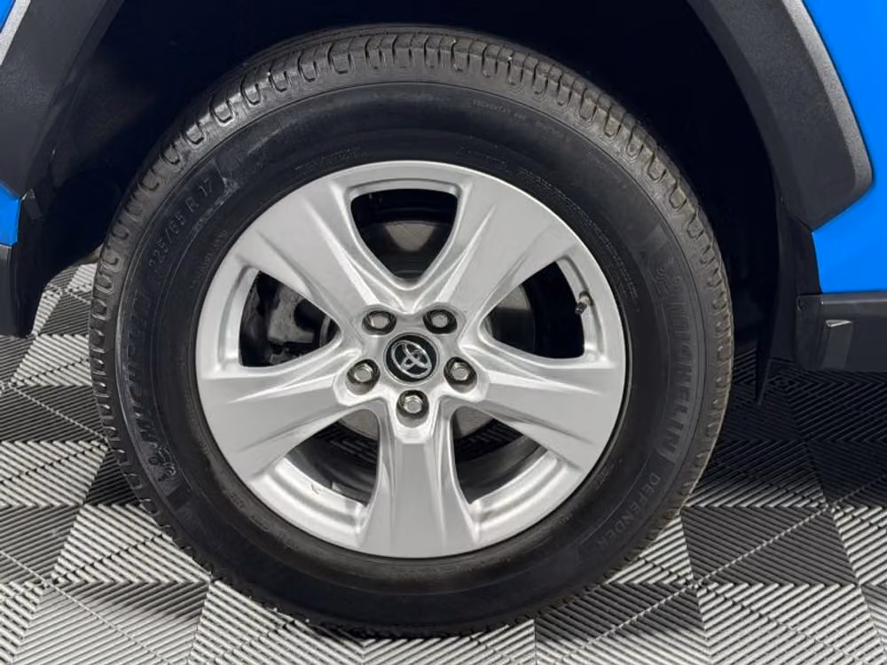 2019 Toyota RAV4 XLE Image 14