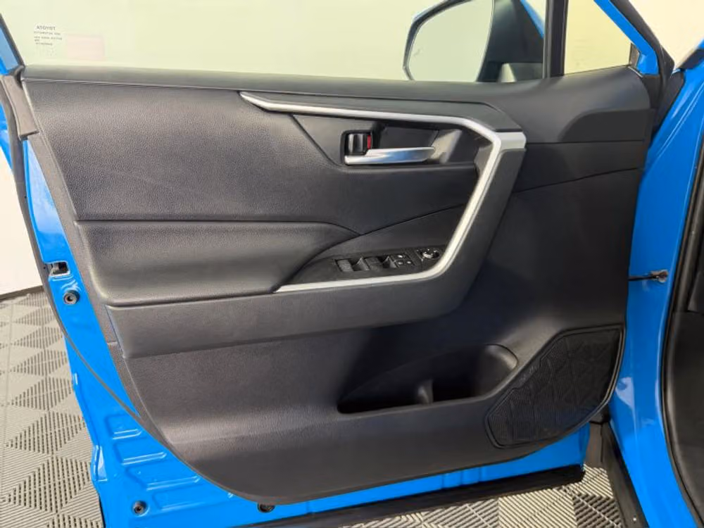 2019 Toyota RAV4 XLE Image 32