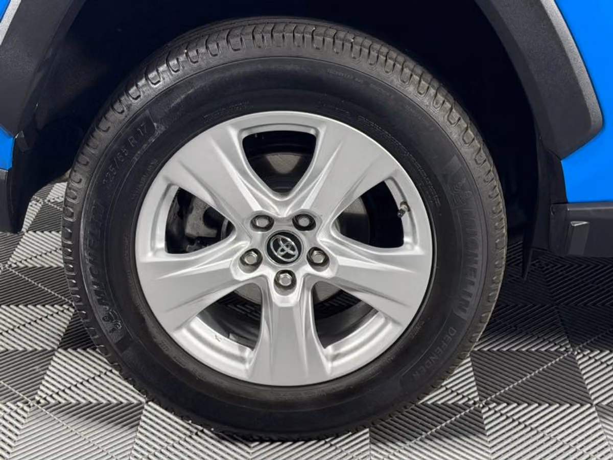 2019 Toyota RAV4 XLE Image 14