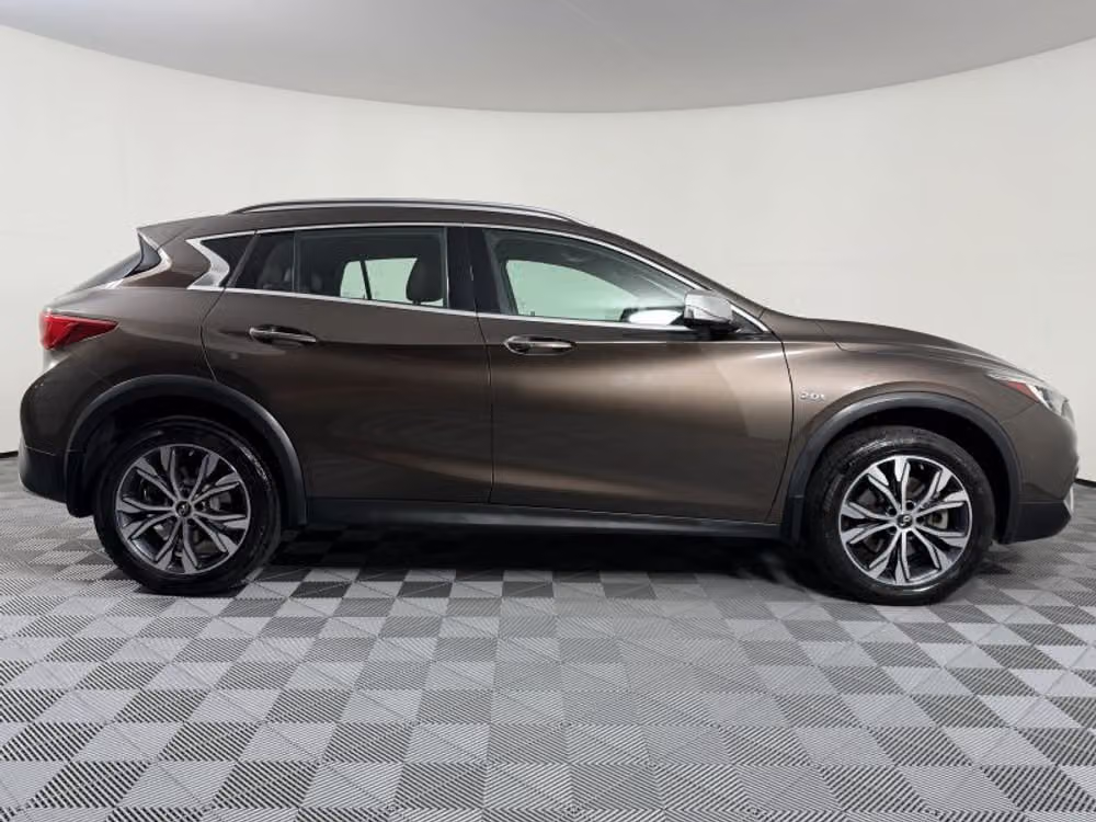 2017 INFINITI QX30 Premium Crossover Image 7