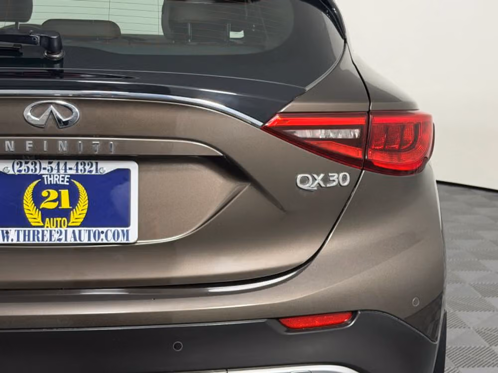 2017 INFINITI QX30 Premium Crossover Image 11