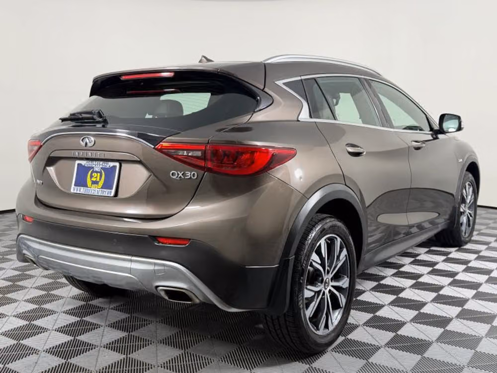 2017 INFINITI QX30 Premium Crossover Image 8
