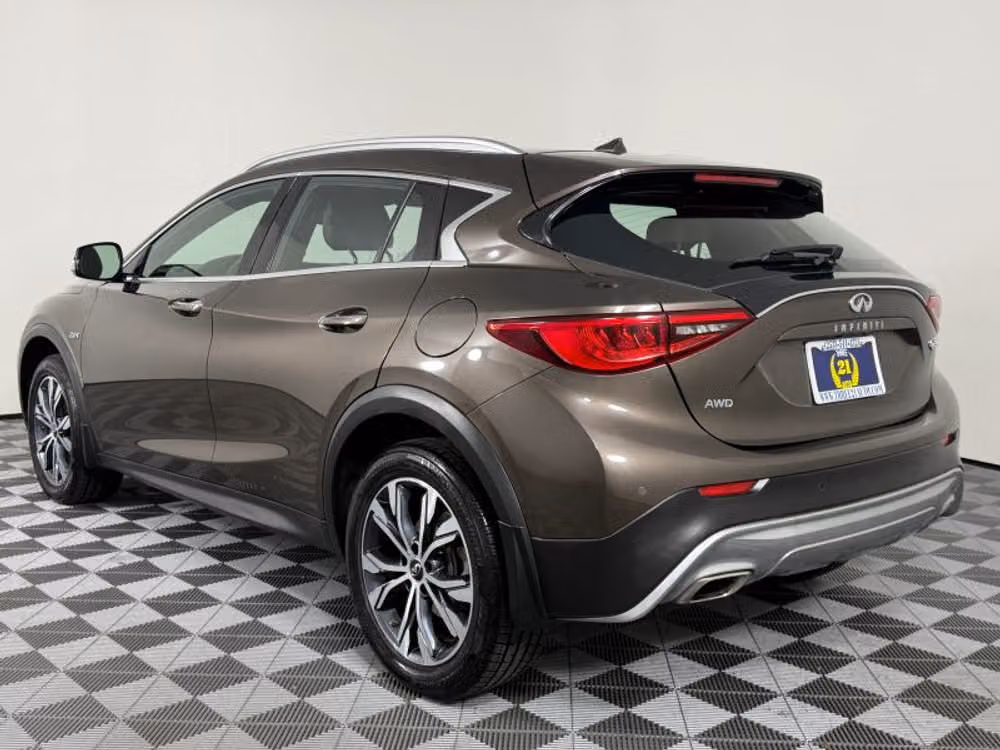 2017 INFINITI QX30 Premium Crossover Image 12