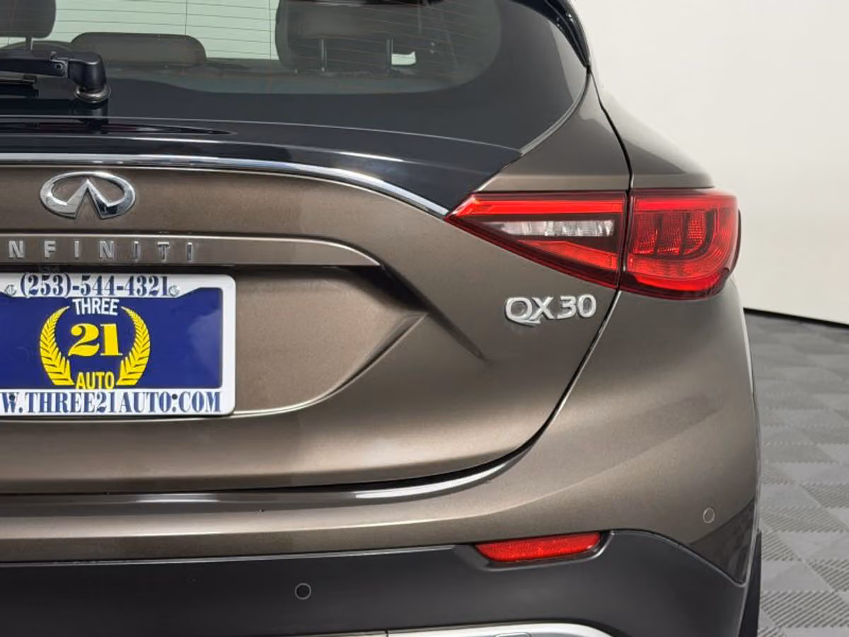 2017 INFINITI QX30 Premium Crossover Image 11