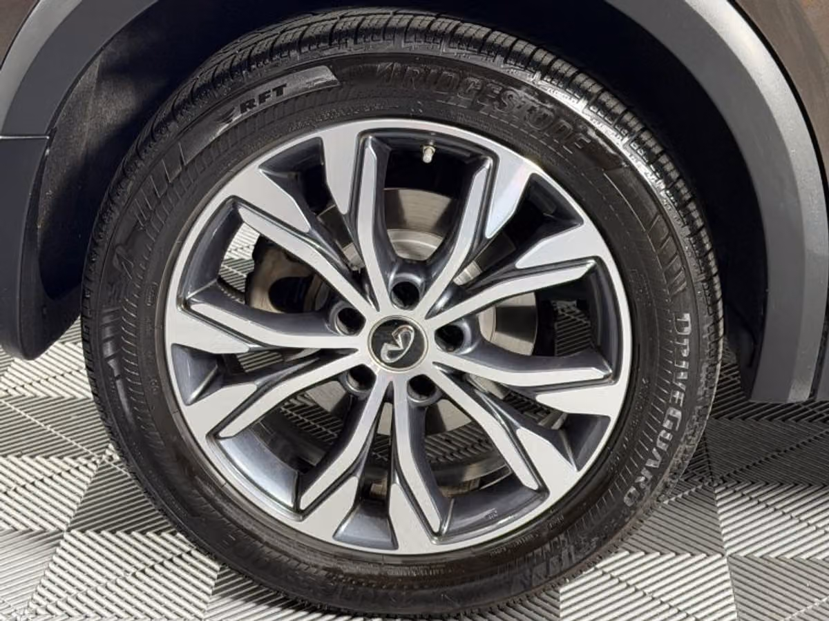 2017 INFINITI QX30 Premium Crossover Image 14