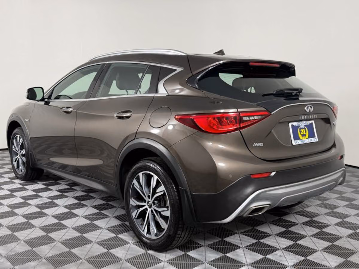 2017 INFINITI QX30 Premium Crossover Image 12
