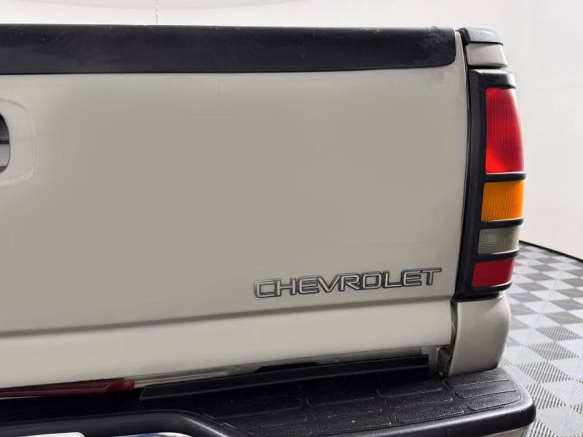 2004 Chevrolet Silverado 3500 LS Crew Cab Image 11