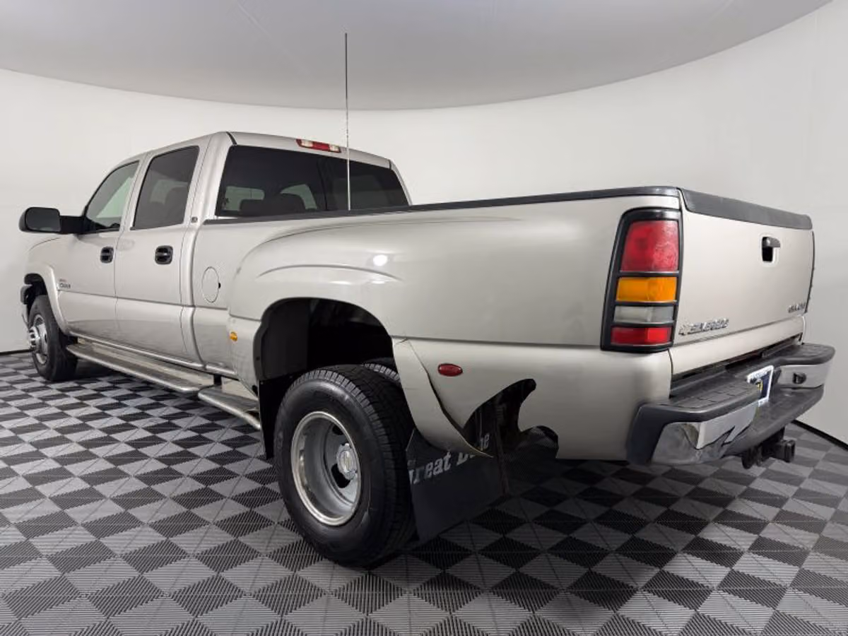 2004 Chevrolet Silverado 3500 LS Crew Cab Image 12