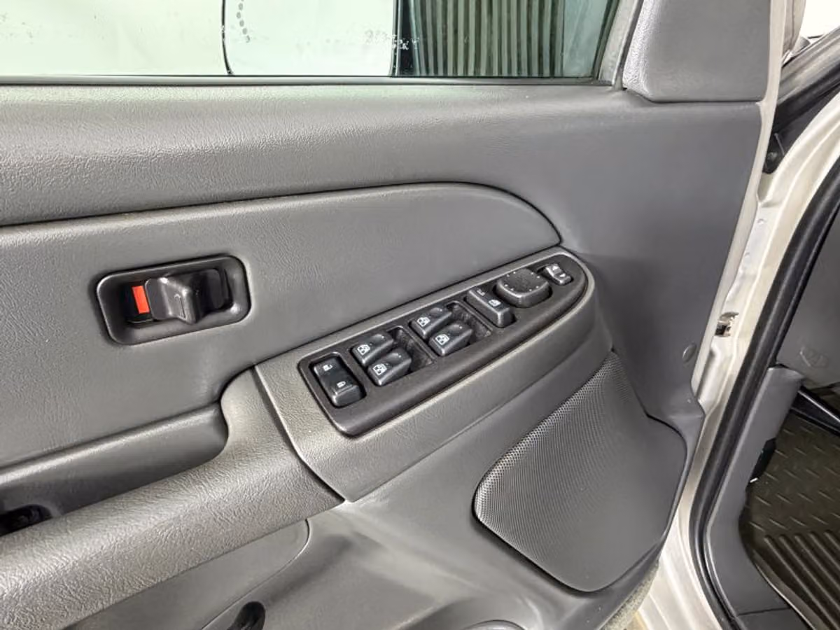 2004 Chevrolet Silverado 3500 LS Crew Cab Image 31