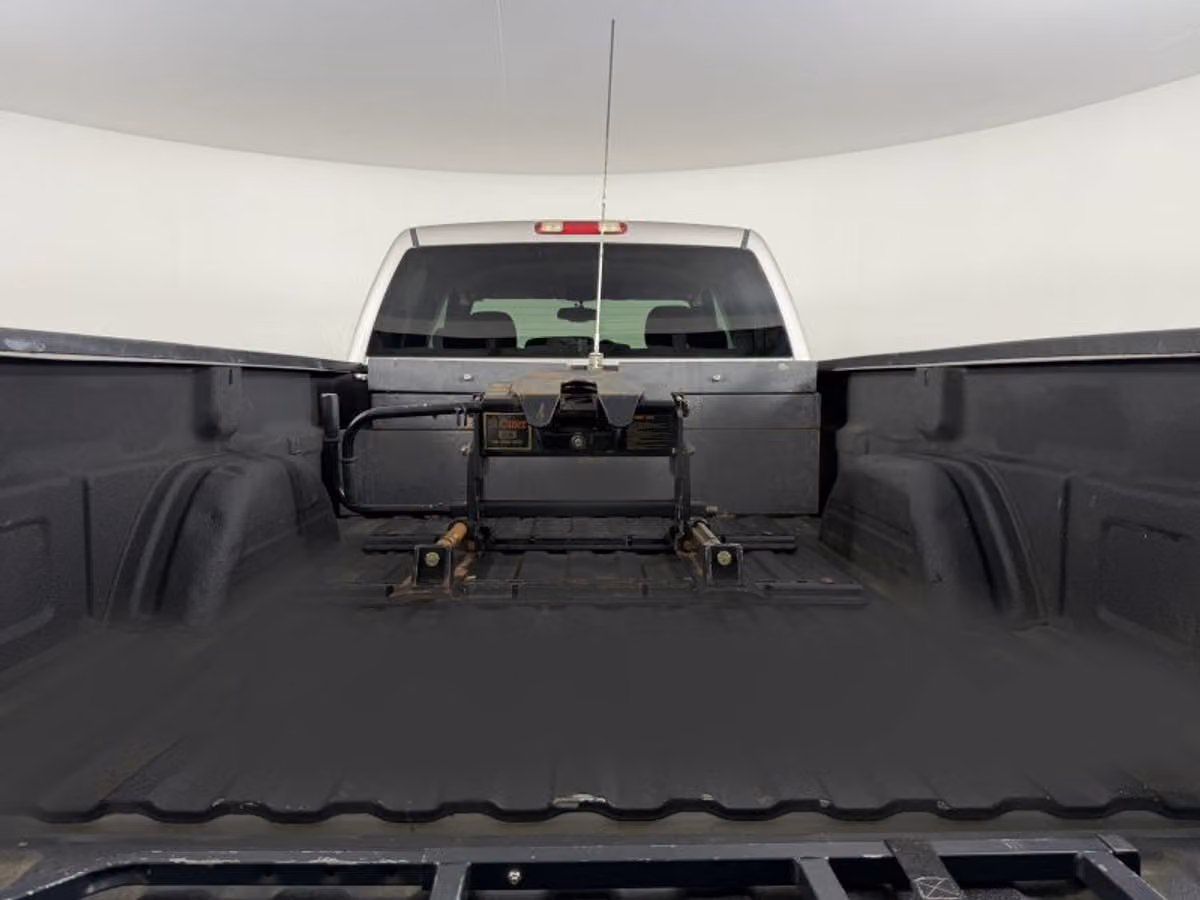 2004 Chevrolet Silverado 3500 LS Crew Cab Image 17