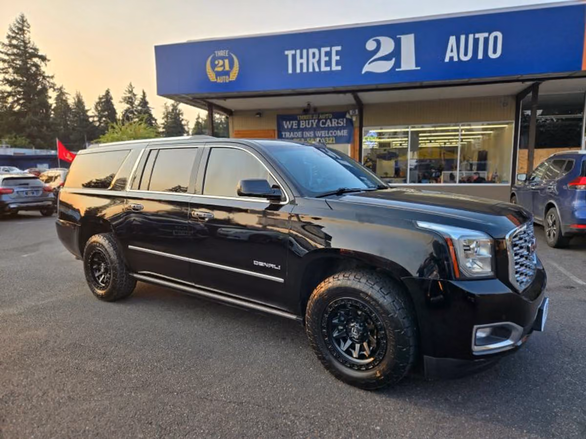 2018 GMC Yukon XL Denali Image 2