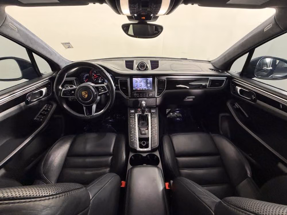 2018 Porsche Macan Turbo Sport Utility 4D Image 9