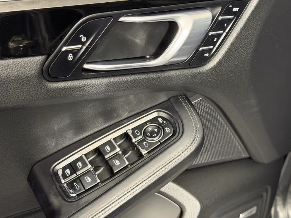 2018 Porsche Macan Turbo Sport Utility 4D Image 27
