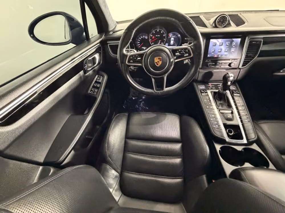 2018 Porsche Macan Turbo Sport Utility 4D Image 12