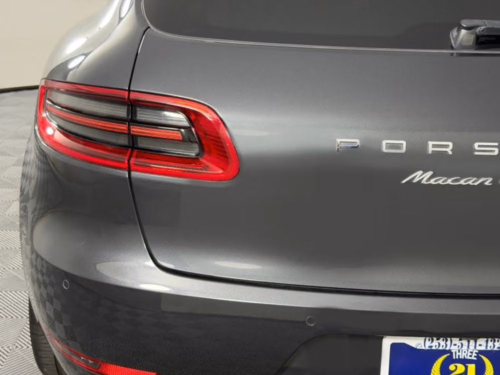2018 Porsche Macan Turbo Sport Utility 4D Image 31