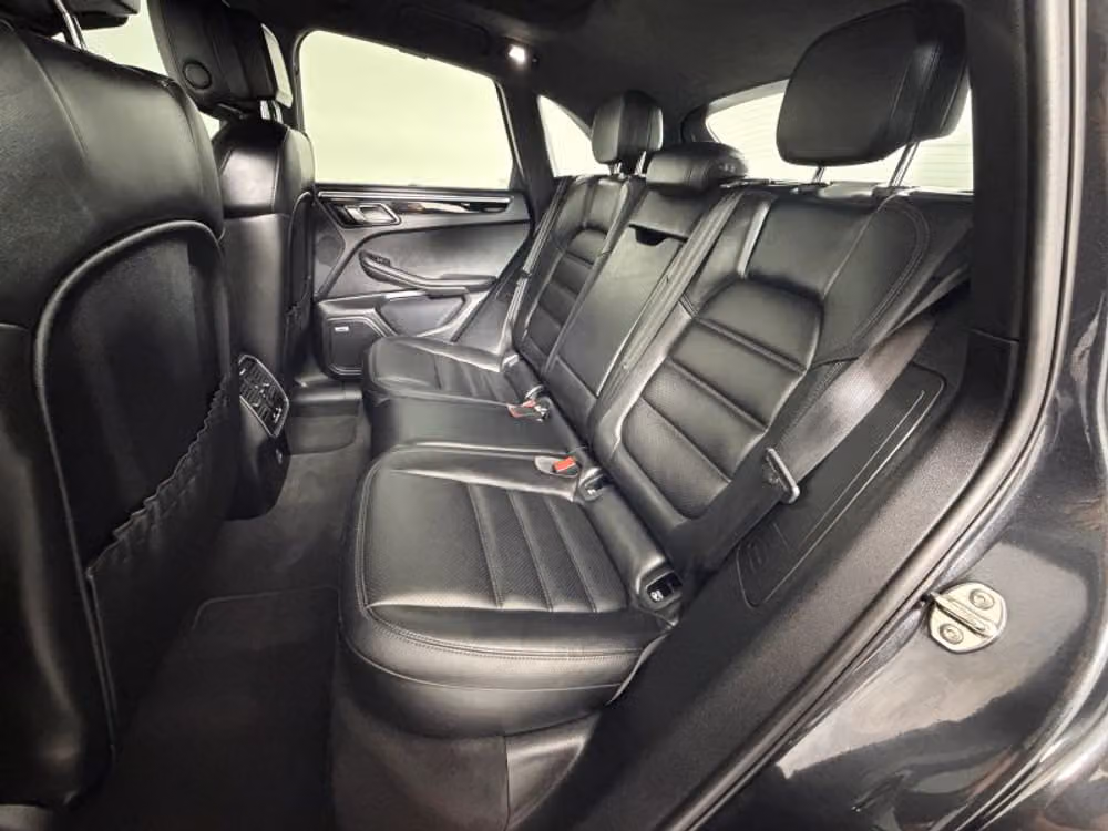 2018 Porsche Macan Turbo Sport Utility 4D Image 23