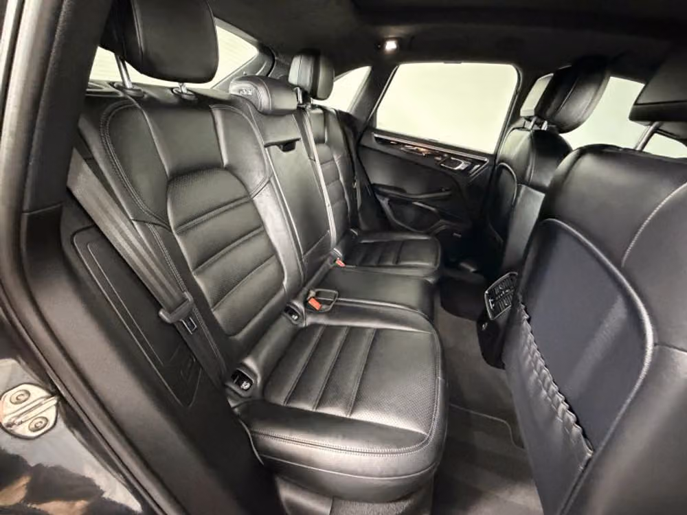 2018 Porsche Macan Turbo Sport Utility 4D Image 24