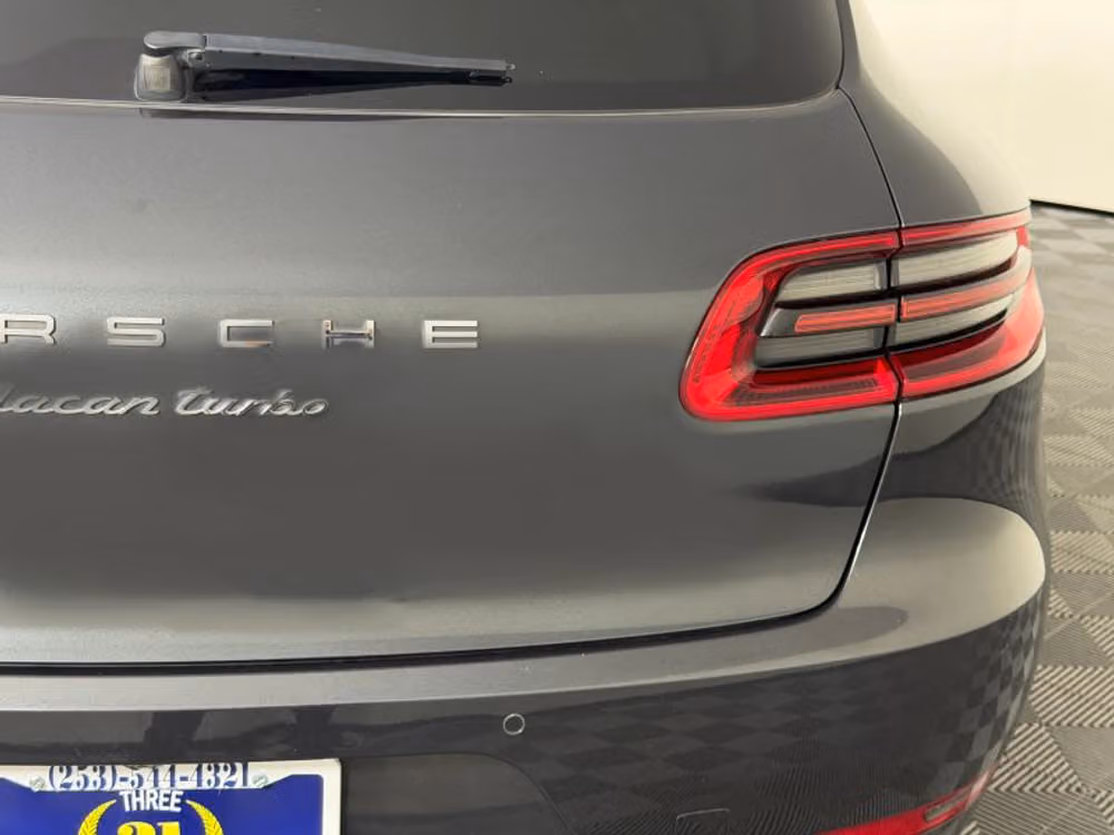 2018 Porsche Macan Turbo Sport Utility 4D Image 32
