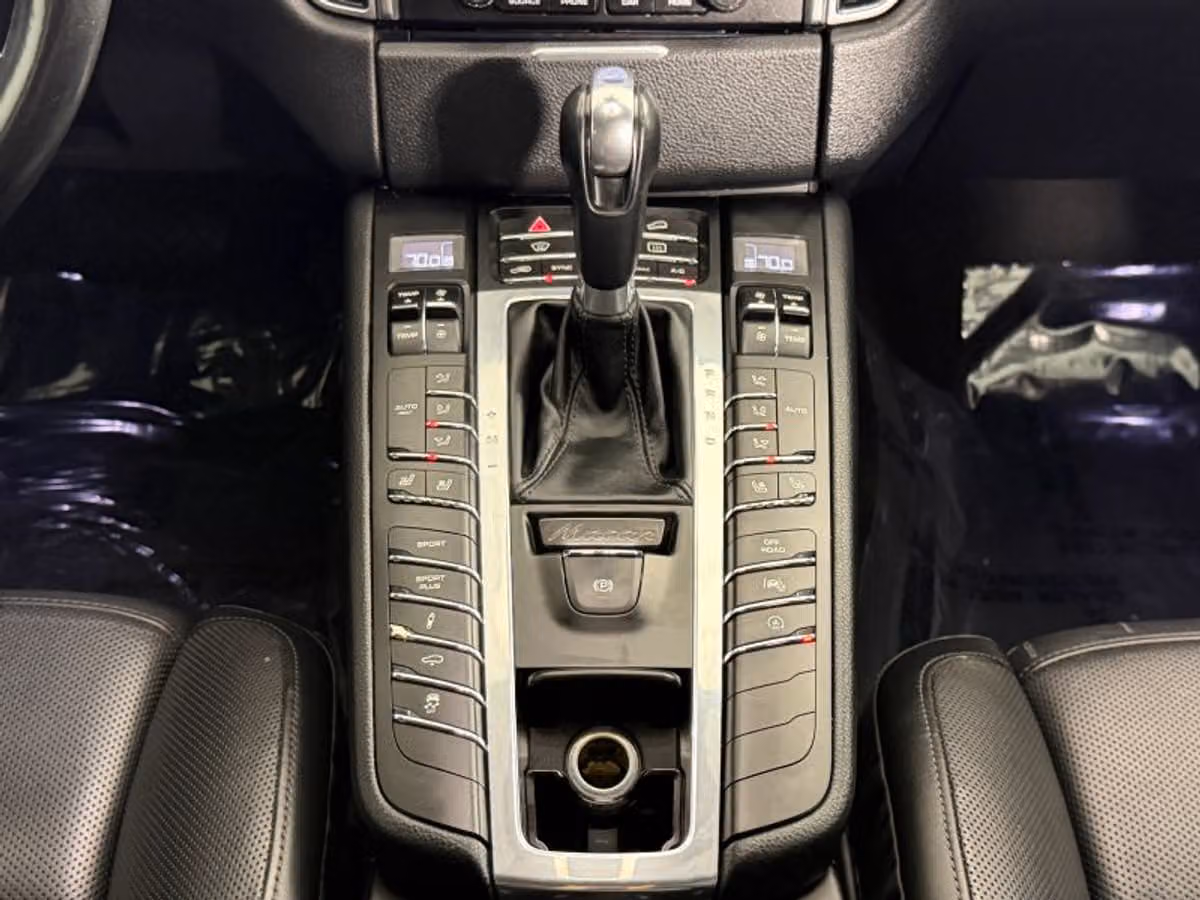 2018 Porsche Macan Turbo Sport Utility 4D Image 15