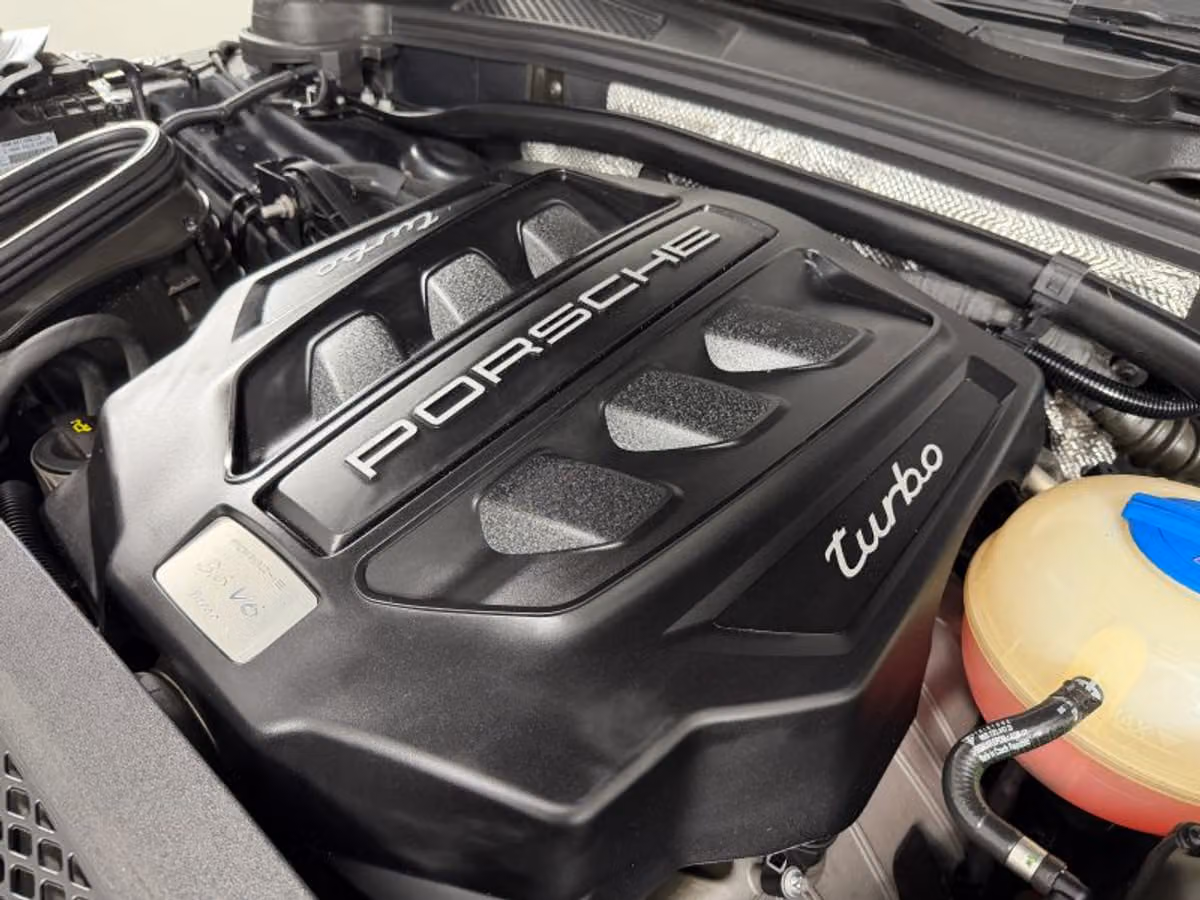 2018 Porsche Macan Turbo Sport Utility 4D Image 30