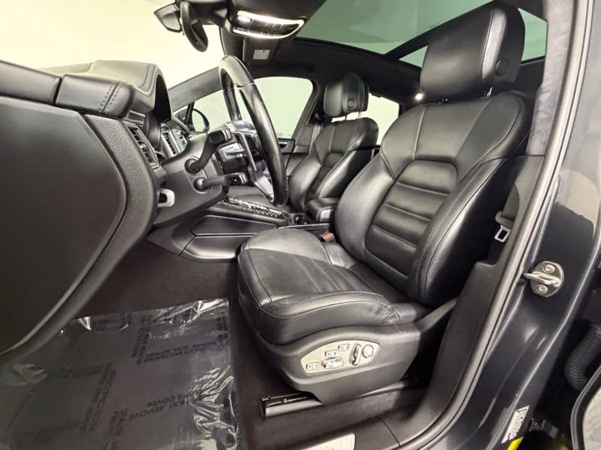 2018 Porsche Macan Turbo Sport Utility 4D Image 20