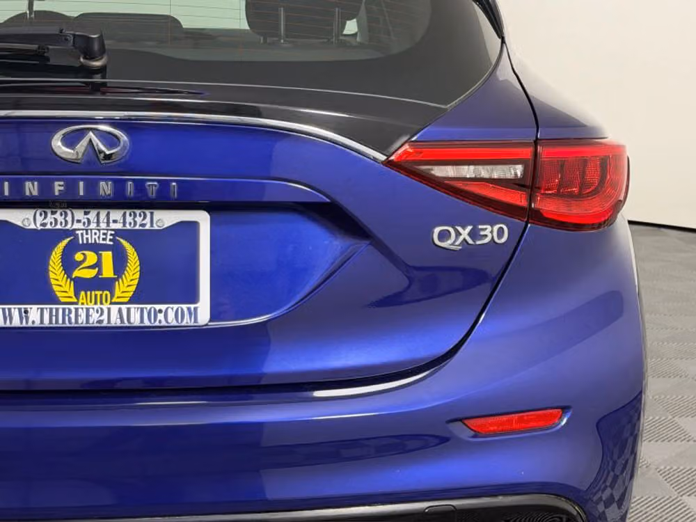 2017 INFINITI QX30 Base Crossover Image 11